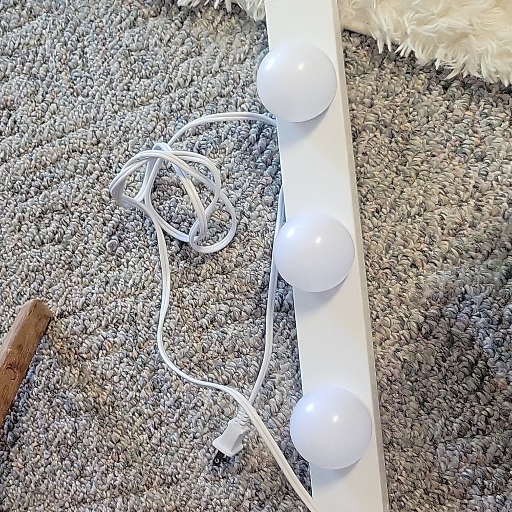 White Vanity Light Bar with Bulbs